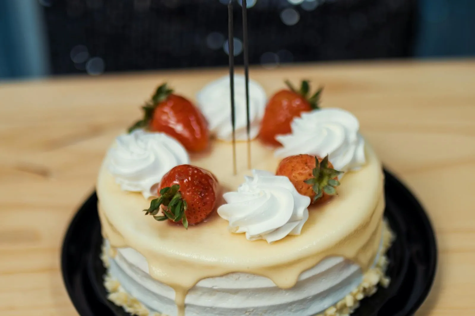 Bolo de aniversário com velas acesas.
